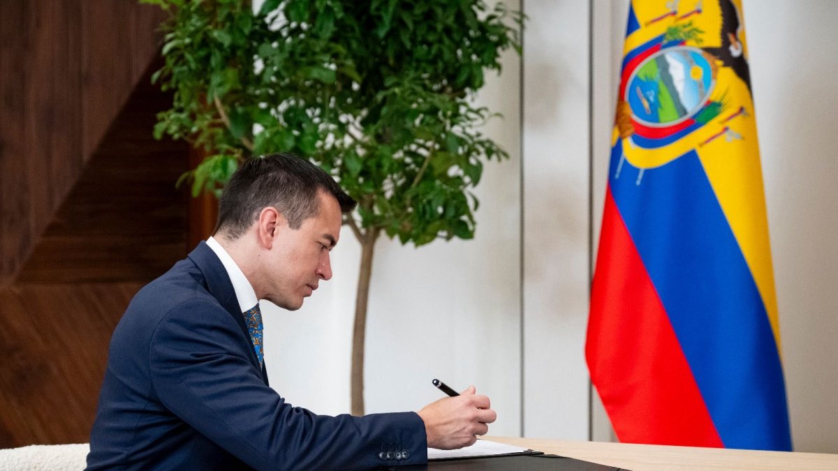 Noboa firma decreto para nueva fórmula de precios de combustibles en Ecuador.