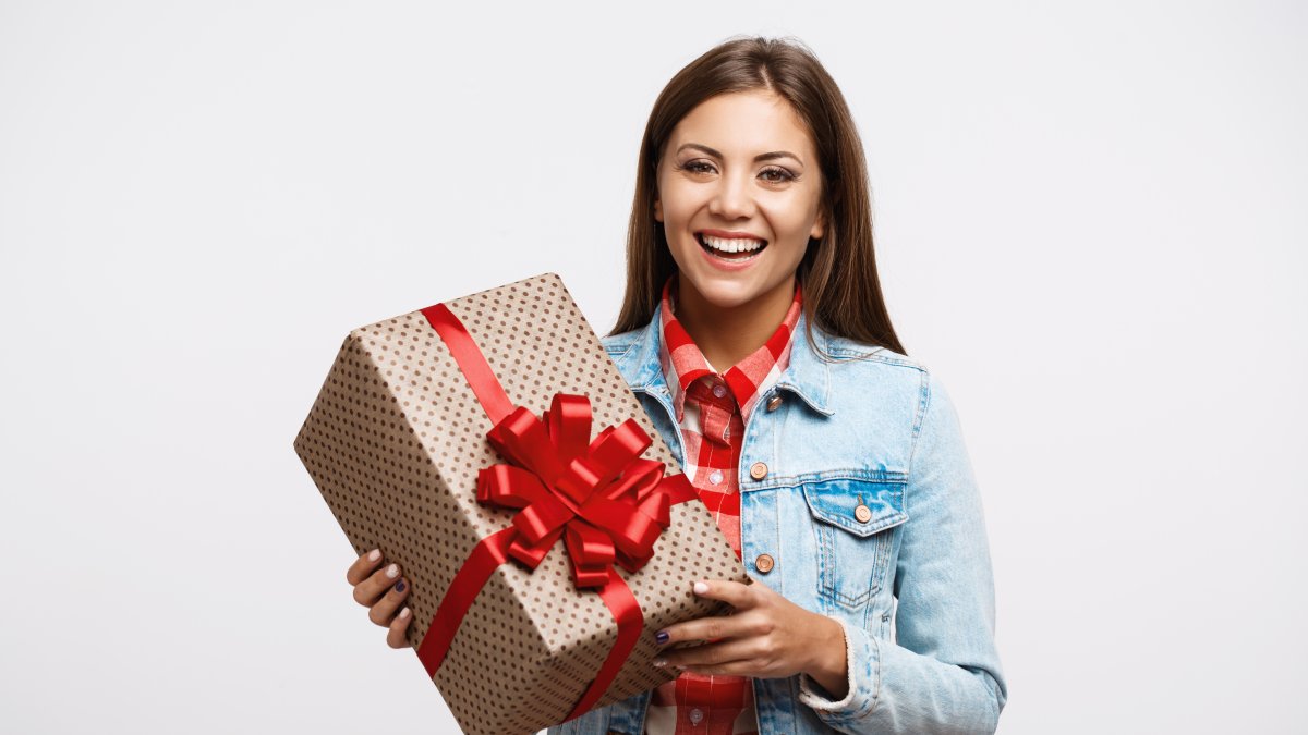 Un buen regalo fortalece relaciones. Conoce los 6 estilos de dar regalos