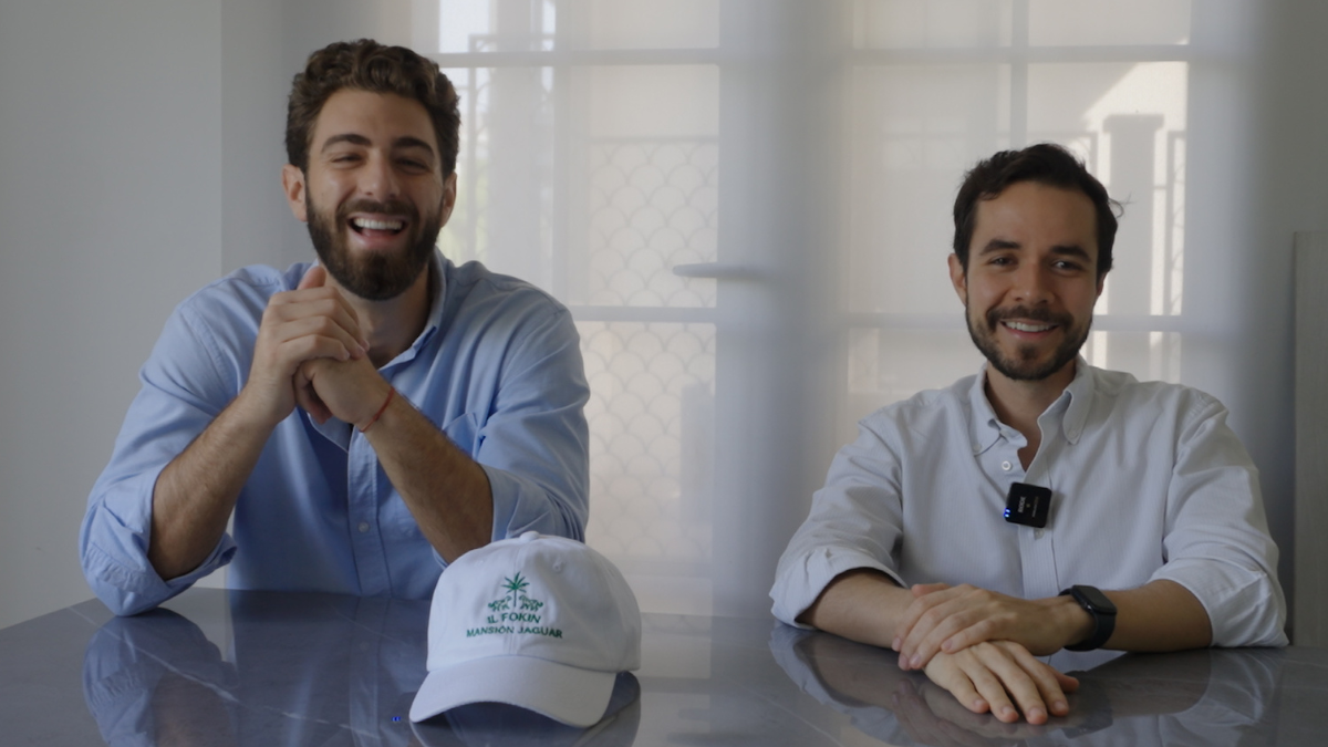 Carlos Talbot (izquierda) y Daniel Febres-Cordero (derecha), fundadores de Il Fokin, durante una conversación sobre la evolución del proyecto y su visión creativa