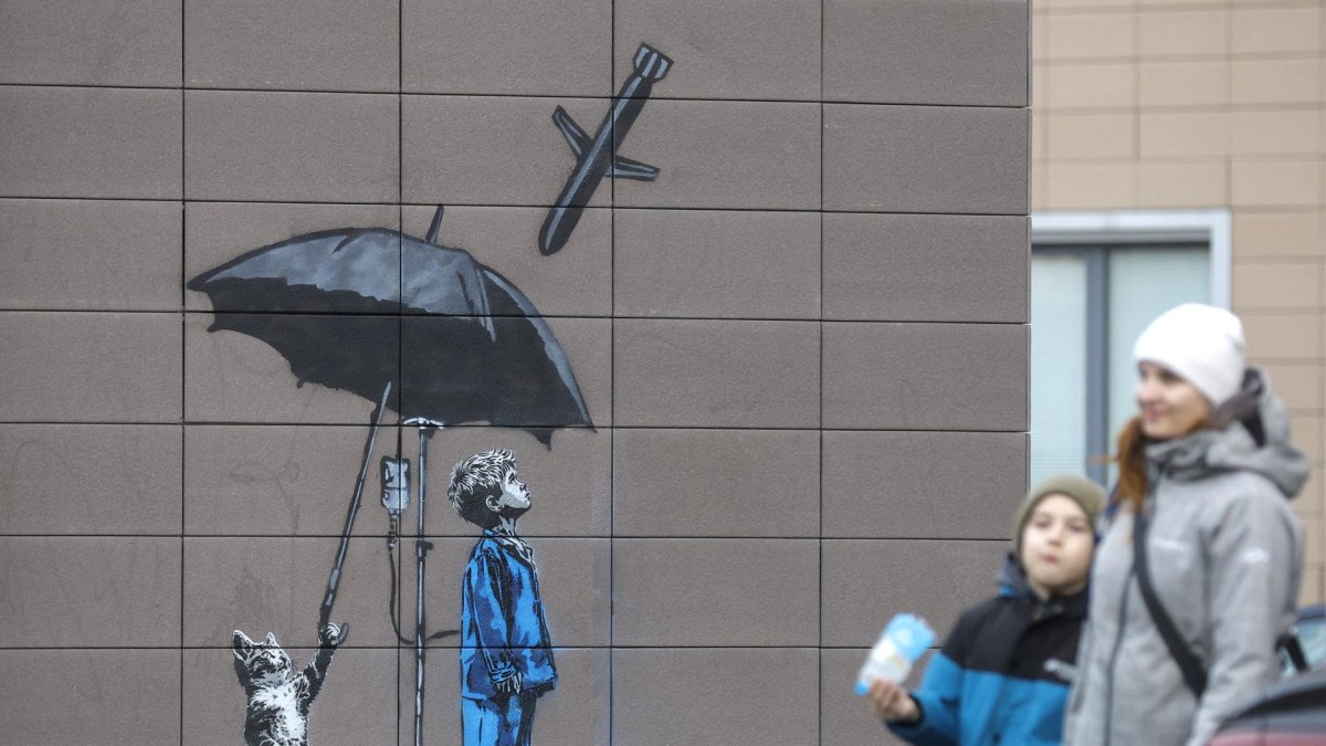 Un mural en una pared del hospital infantil Okhmadyt en Kiev, Ucrania, el 10 de diciembre de 2025, en medio de la invasión rusa en curso.