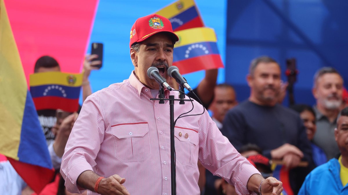 Fotografía del 1 de Diciembre de 2025 del presidente de Venezuela, Nicolás Maduro, hablando durante una movilización, en Caracas (Venezuela).