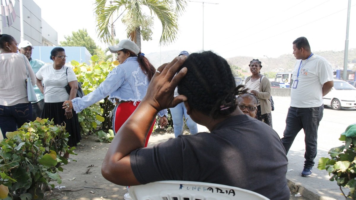 Familiares del adolescente acudieron al Laboratorio de Criminalística para retirar su cuerpo, la mañana de este viernes 12 de diciembre.