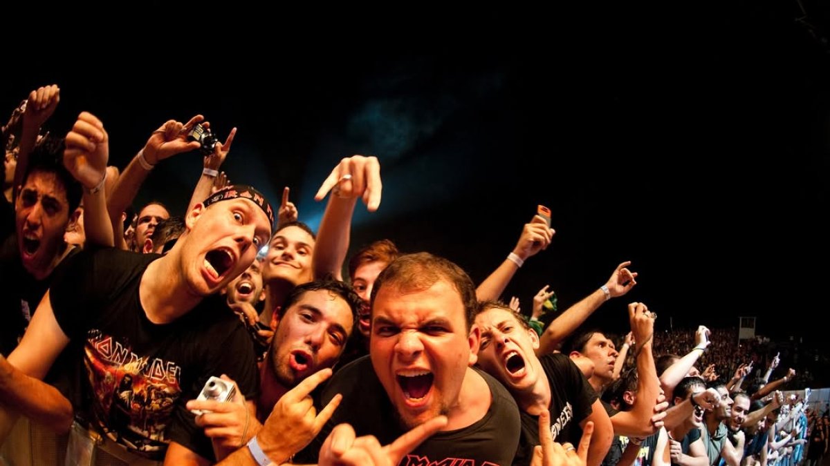 Fans británicos celebran el anuncio de un concierto.