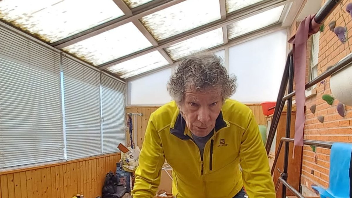 Antes del amanecer, el alpinista Carlos Soria ya está levantado para comenzar su rutina de ejercicios: pedalear, subir y bajar las escaleras de su casa, pesas, caminar por los bosques cercanos.