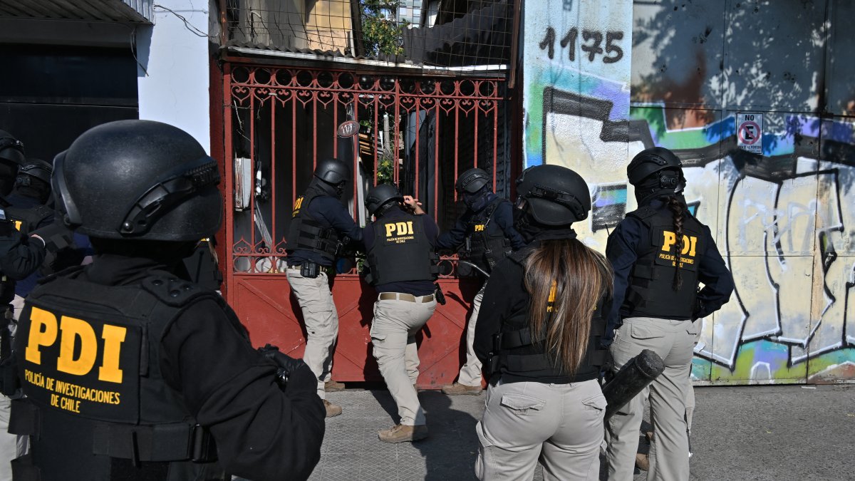Operativo. Miembros de la Policía de Investigaciones de Chile (PDI) allanaron una casa durante una operación antidrogas en Santiago de Chile, en una zona conocida como violenta.