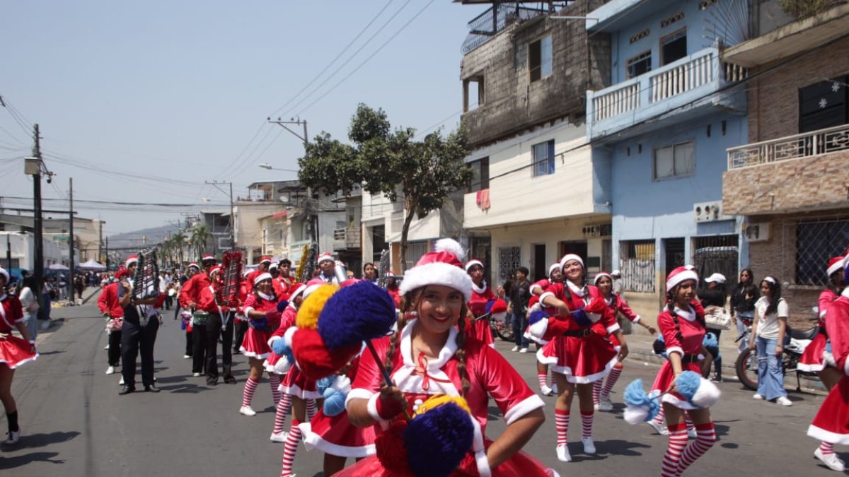 Las estudiantes lucieron uniformes navideños en el desfile que recorrió las calles del barrio Garay.