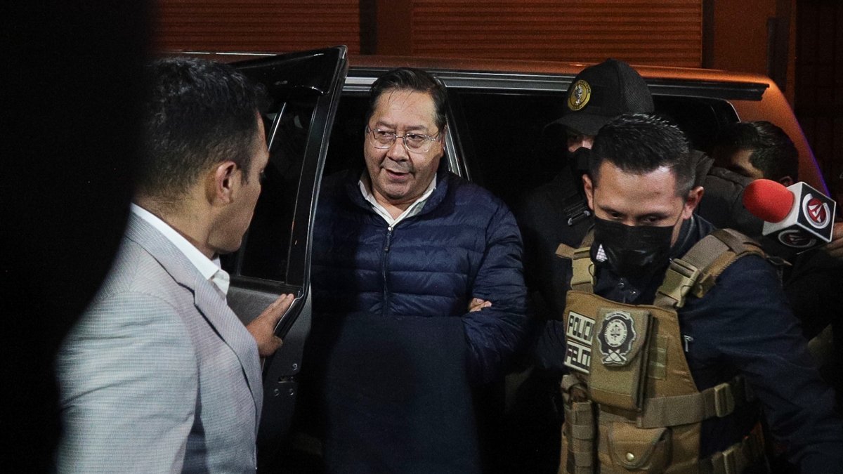 El expresidente de Bolívia, Luis Arce (c), llega a la cárcel de San Pedro este viernes 12 de diciembre, en La Paz.