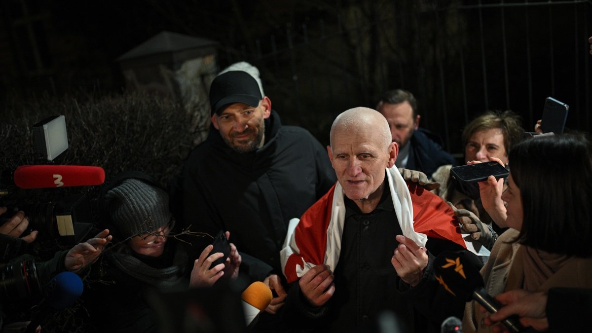El presidente de Bielorrusia, Alexandr Lukashenko, indultó al premio Nobel de la Paz 2022, Ales Bialiatski (c).
