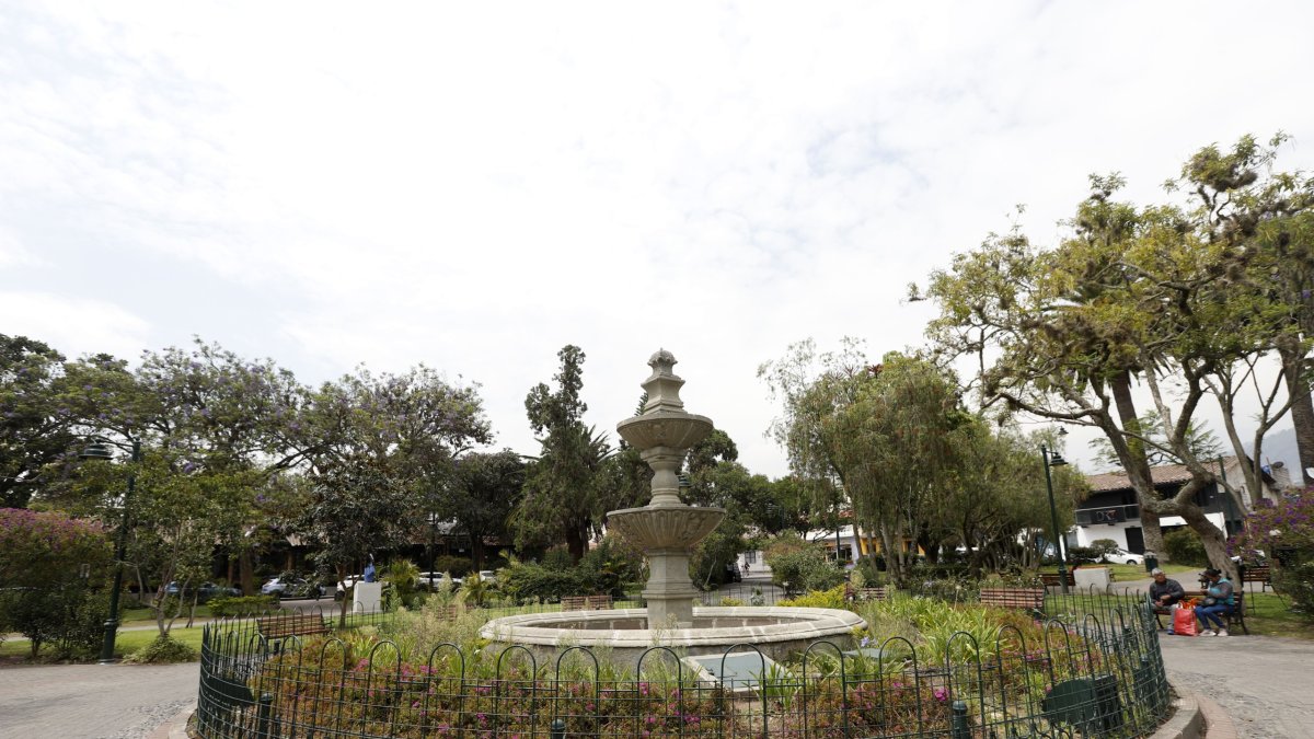El parque Central de Cumbayá es un referente patrimonial de la parroquia.
