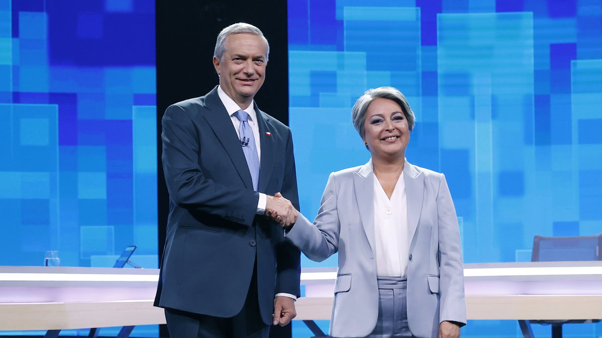 Los candidatos a la Presidencia de Chile: Jeannette Jara (d), por el partido Unidad por Chile, y José Antonio Kast, por el Partido Republicano y Social Cristiano.