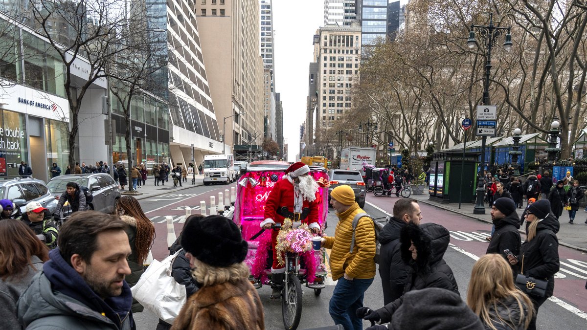 Personas cruzan una calle en Nueva York, Estados Unidos.