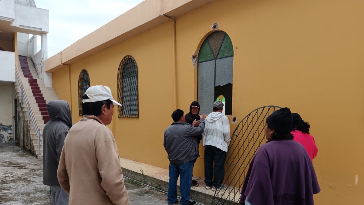 Vecinos se reunieron para evaluar los daños y coordinar medidas de seguridad.