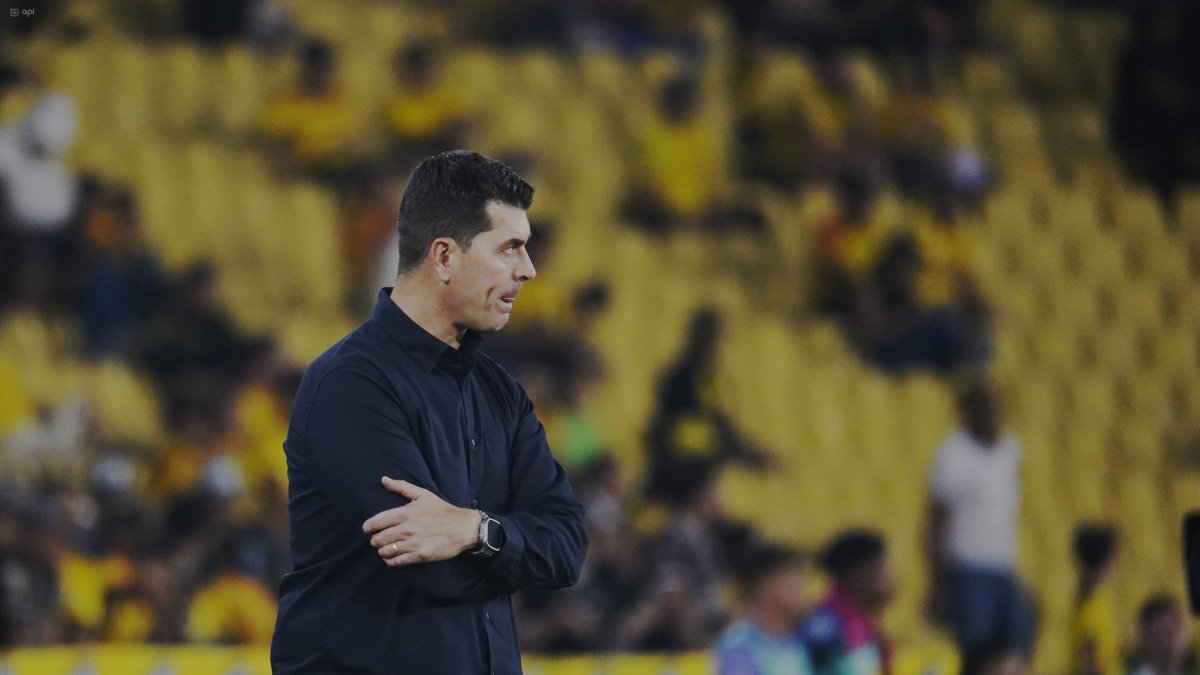 El español Ismael Rescalvo no ha tenido una buena campaña con Barcelona y la hinchada le ha dado la espalda.