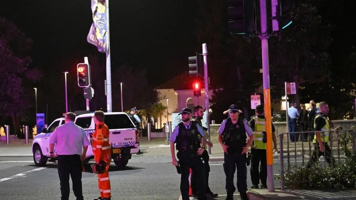 Miembros de la Policía acudieron al lugar del tiroteo en Sídney.