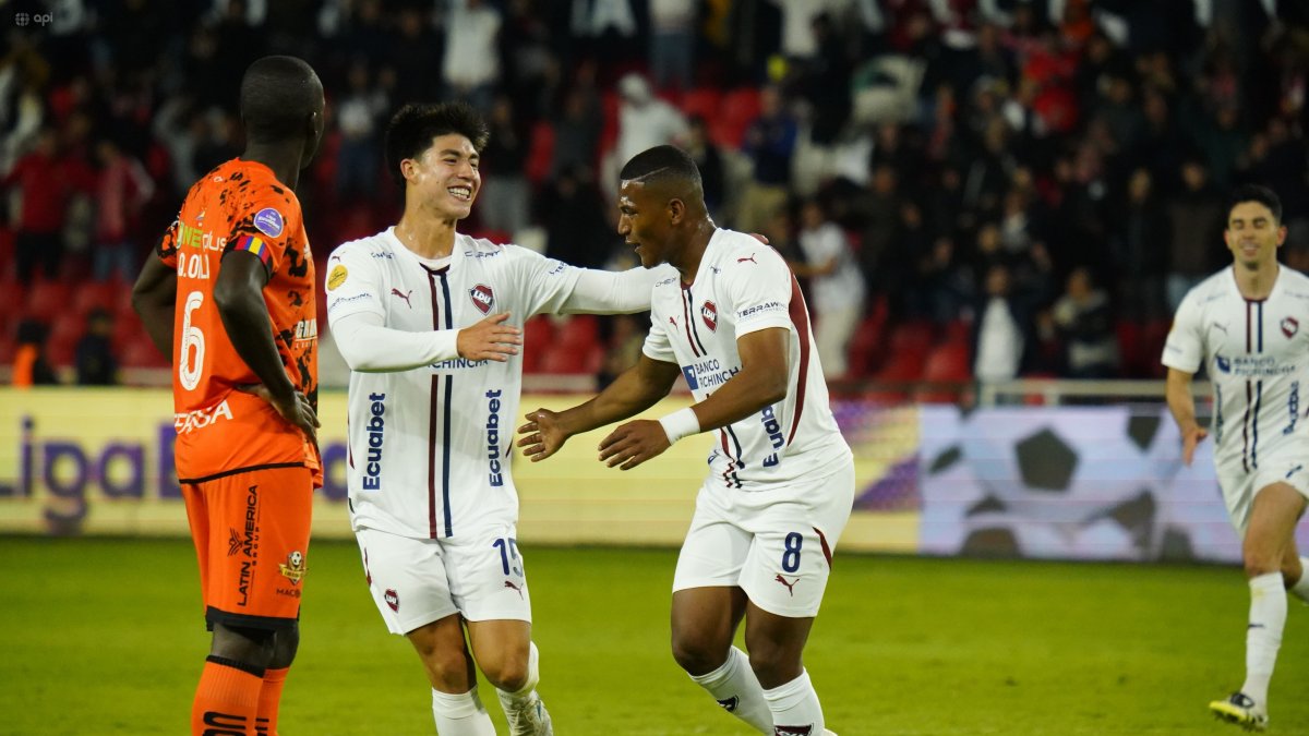 Carlos Gruezo (c) es uno de las bajas que presentan los albos para la temporada 2026. 