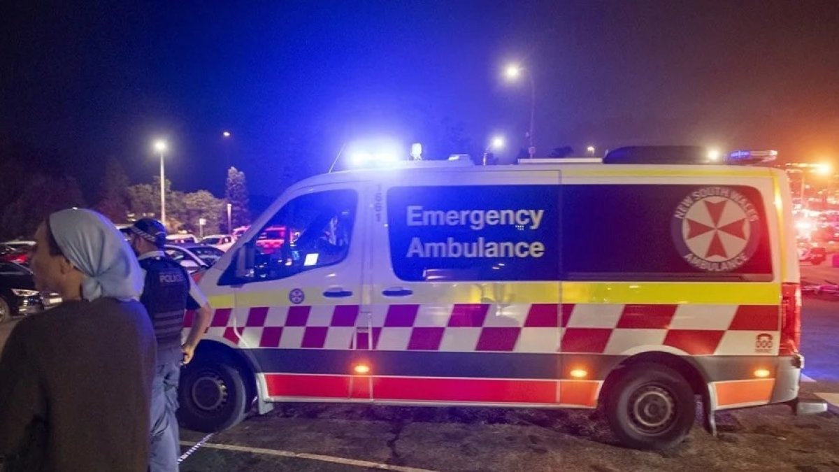 Servicios de rescate acudieron al lugar donde dos hombres atacaron con rifles a quienes participaban en la celebración judía.