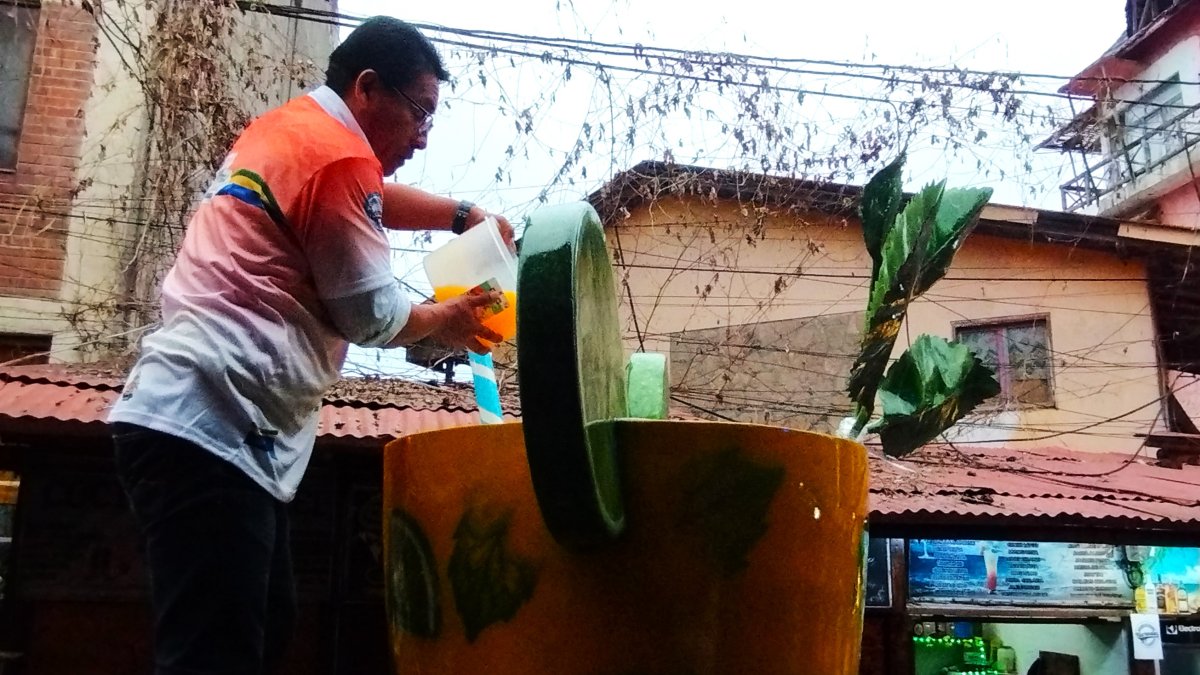 Fueron 56 personas las que participaron en la elaboración del coctel, preparado en una copa gigante.