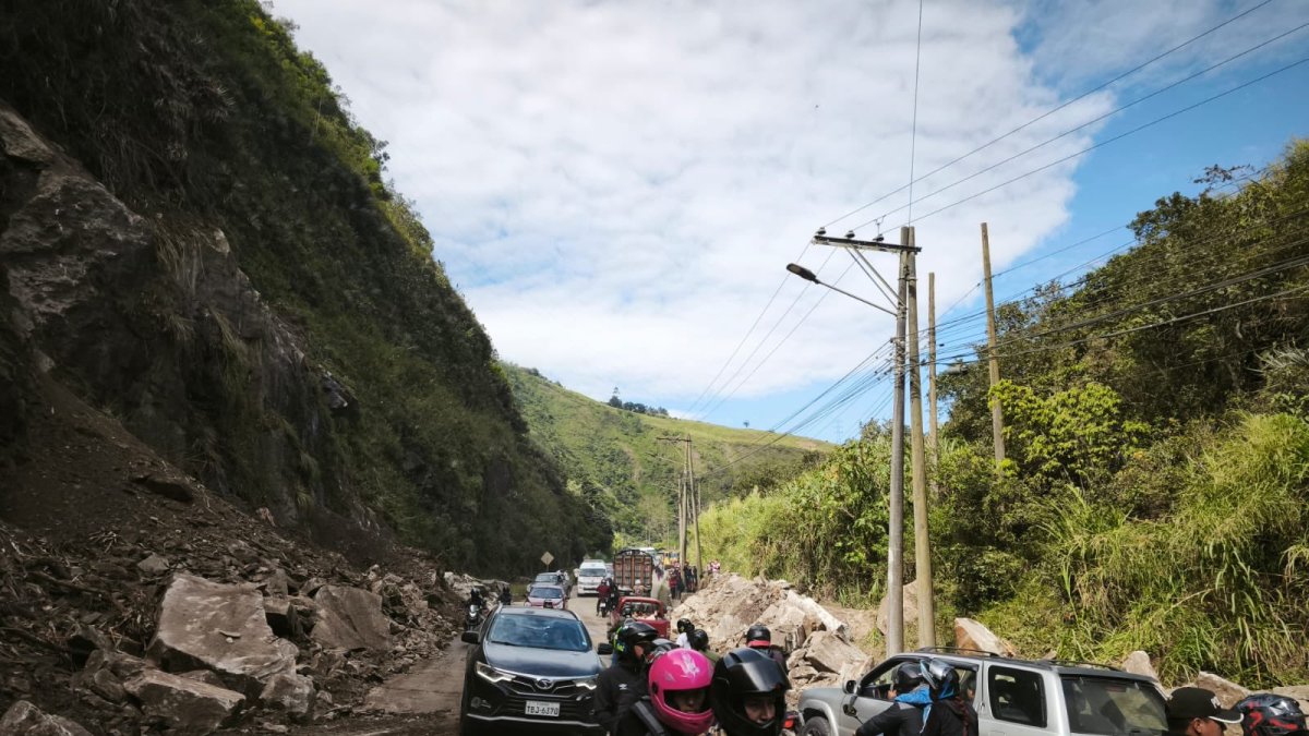 La vía Baños–Puyo fue habilitada tras el retiro de material que bloqueó el kilómetro 41, en el sector Ulba.