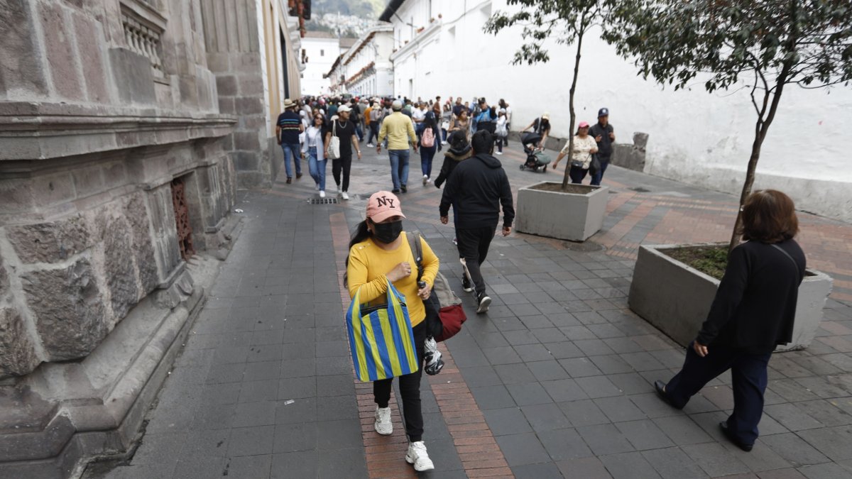 Una de las recomendaciones es utilizar mascarilla en espacios abiertos.