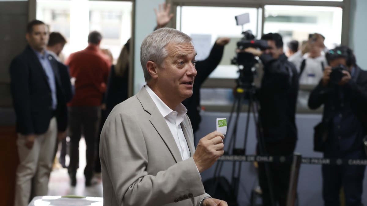 El candidato a la Presidencia de Chile por el Partido Republicano y Social Cristiano, José Antonio Kast, muestra su voto este domingo 14 de diciembre.