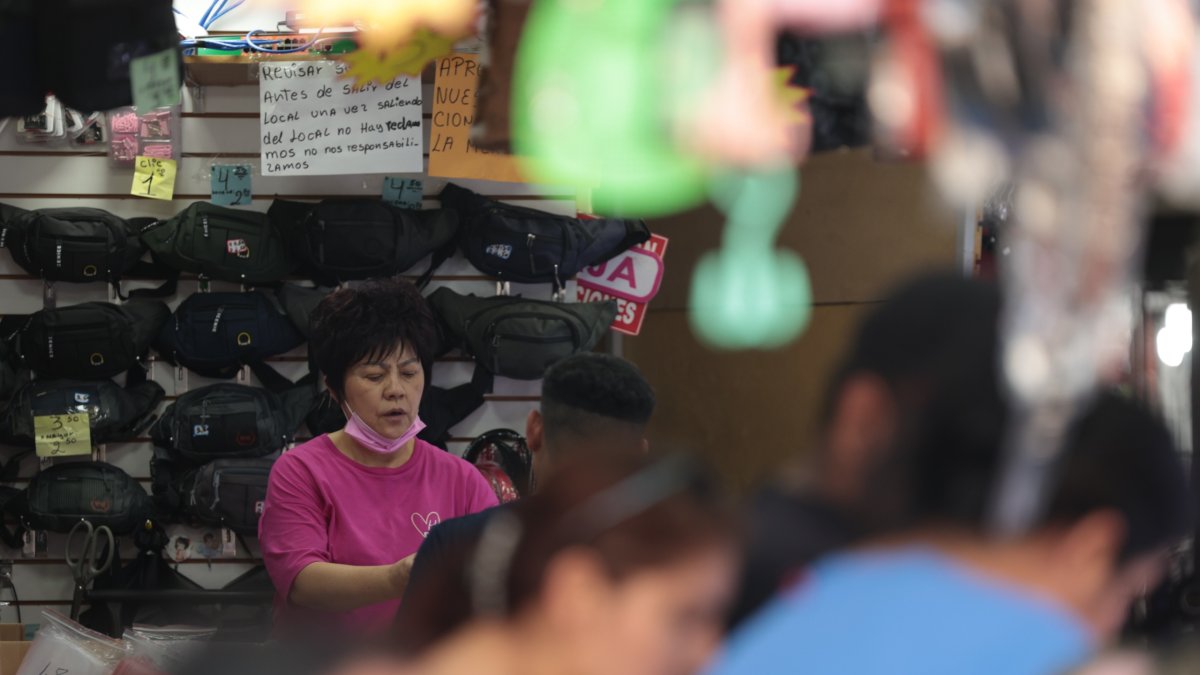 Compras. En las calles Chile y Eloy Alfaro es común ver negocios de procedencia asiática.