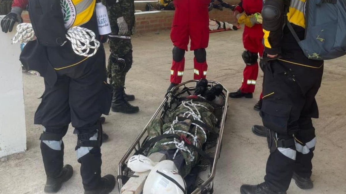 Los socorristas trasladaron a las víctimas a diferentes casas de salud, luego de que el bus cayó a un abismo en Colombia.
