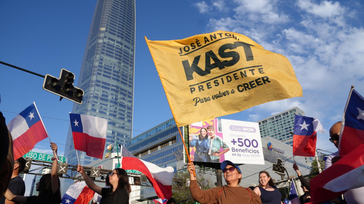 Simpatizantes del candidato a la Presidencia de Chile por el Partido Republicano y Social Cristiano, José Antonio Kast, celebran al conocer los primeros resultados de la segunda vuelta presidencial.