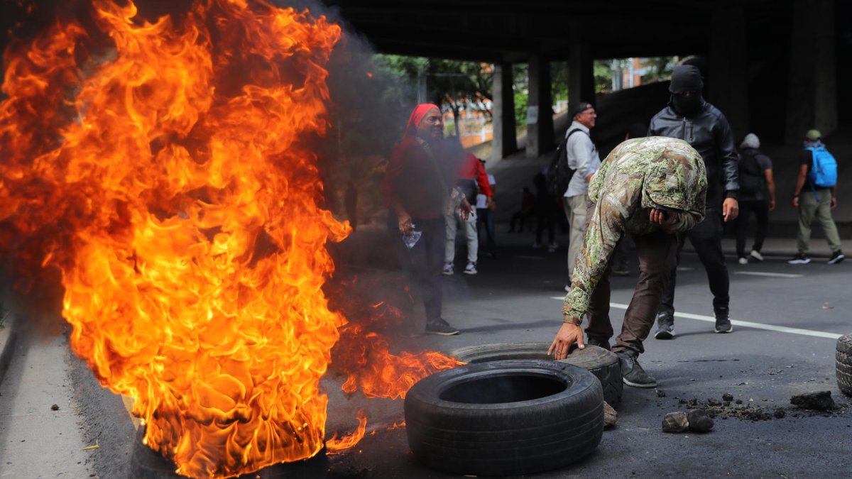 Simpatizantes del Partido Libertad y Refundación (Libre) de Honduras bloquean una calle durante una manifestación este lunes, en Tegucigalpa (Honduras).