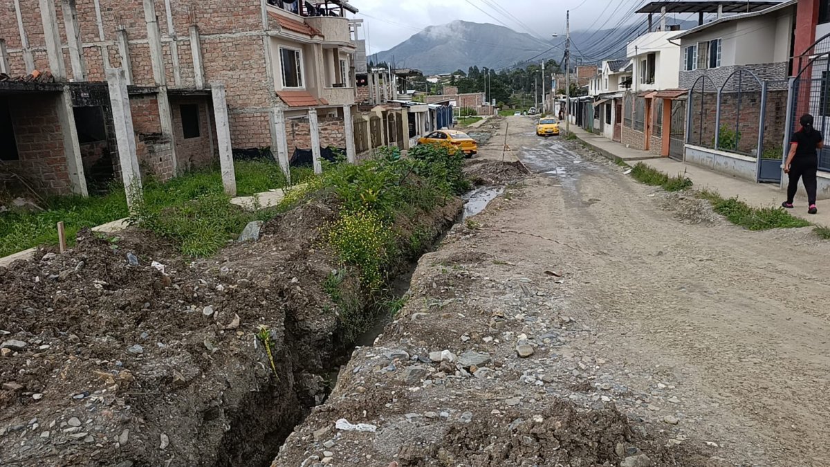Los moradores del barrio Consacola viven entre malos olores debido a las aguas contaminadas y una obra de alcantarillado que está paralizada.