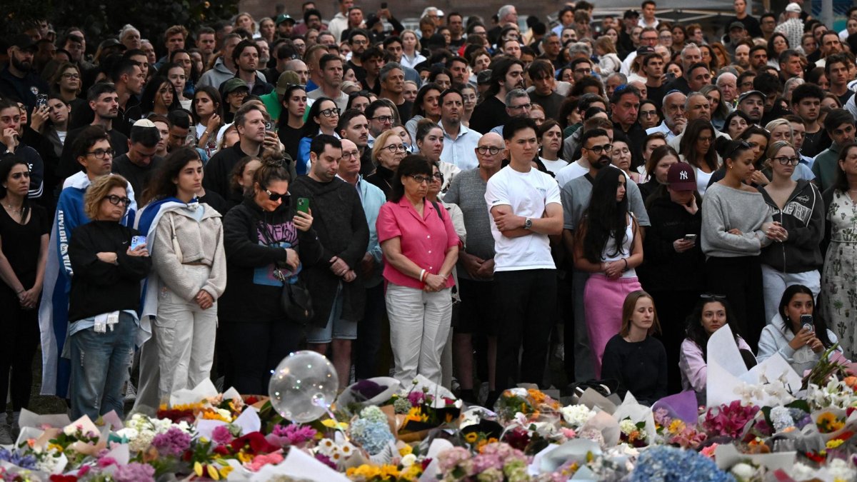 Personas asisten a una vigilia en homenaje a las víctimas del ataque en playa Bondi en Sydney, Australia, el 15 de diciembre de 2025.