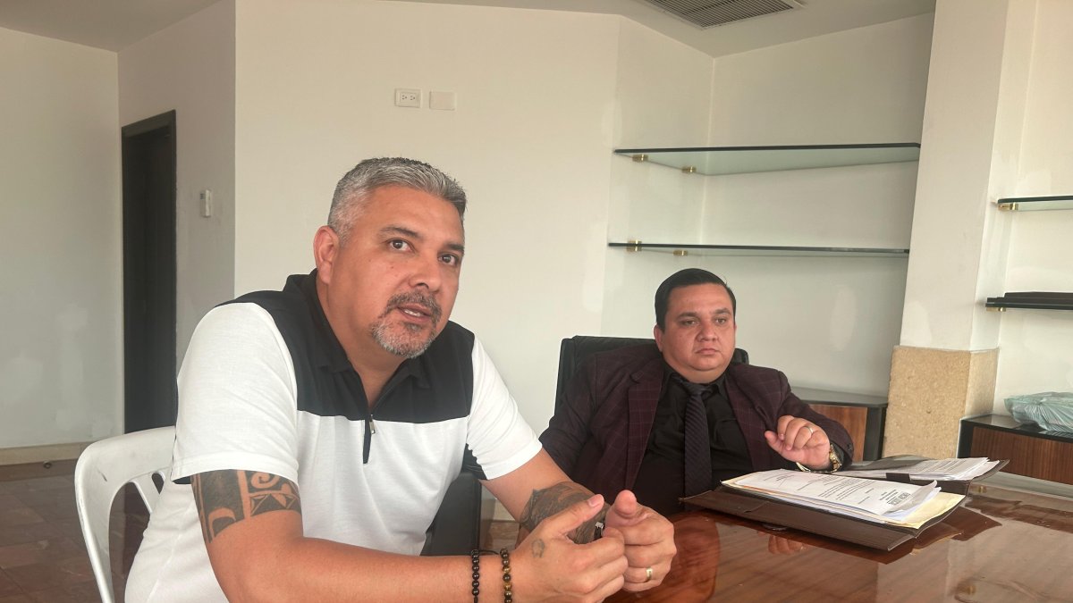 Pisco (i), expresidente de las formativas de  Emelec, junto a Otto Guerrero, su abogado.