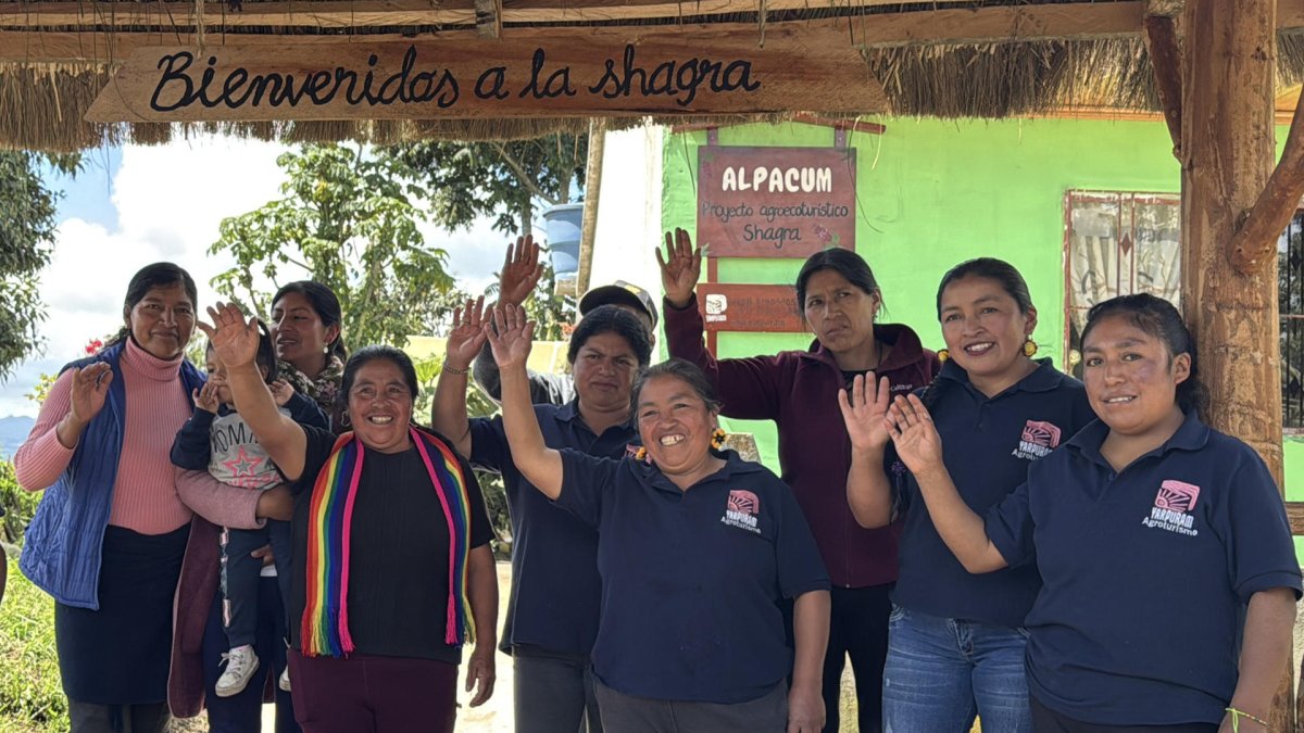 Fotografía del 20 de noviembre de 2025 de mujeres indígenas del proyecto agroturistico Yapuram saludando en Cumbal, (Colombia).