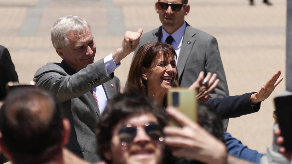 El presidente electo de Chile, José Antonio Kast (i), saluda junto a su esposa, María Pía Adriasola, a su salida del Palacio de la Moneda este lunes, en Santiago (Chile).