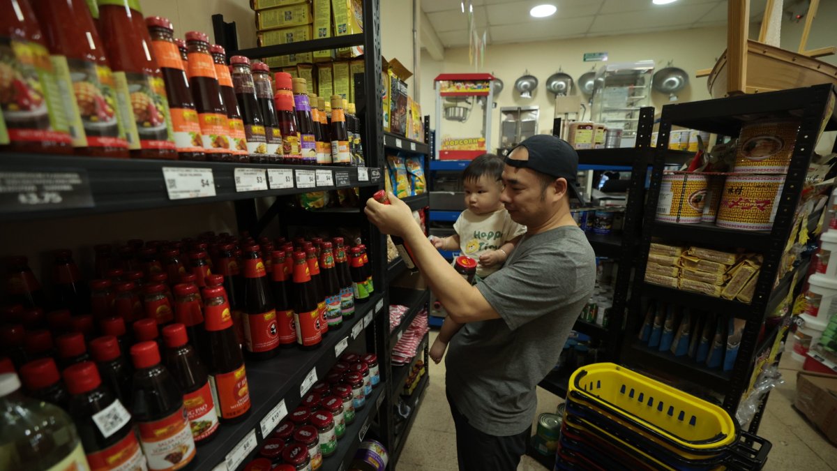 Despensas. En lo que se denominará Barrio Chino, varios locales expenden productos gastronómicos asiáticos que son adquiridos por extranjeros y ecuatorianos.