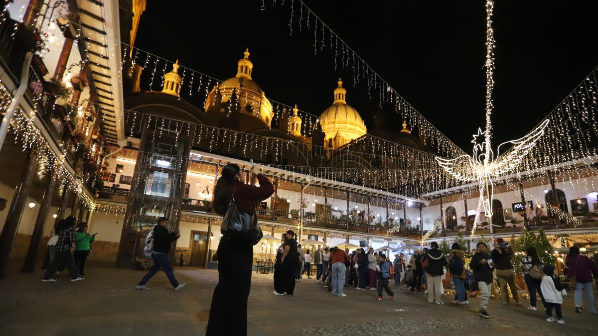 Atracción. Parques e iglesias como la Catedral están llenas de luces blancan que transmiten paz.