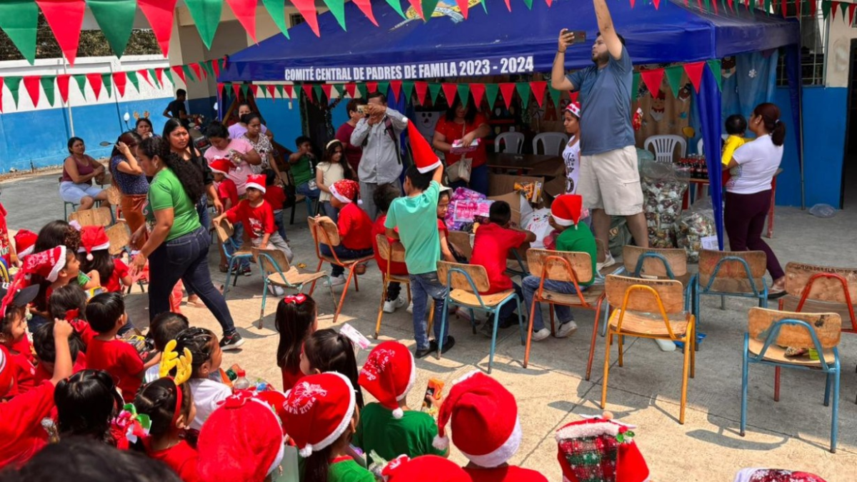Niños de tres recintos de Tenguel reciben juguetes durante una jornada navideña que buscó llevar alegría a comunidades rurales.