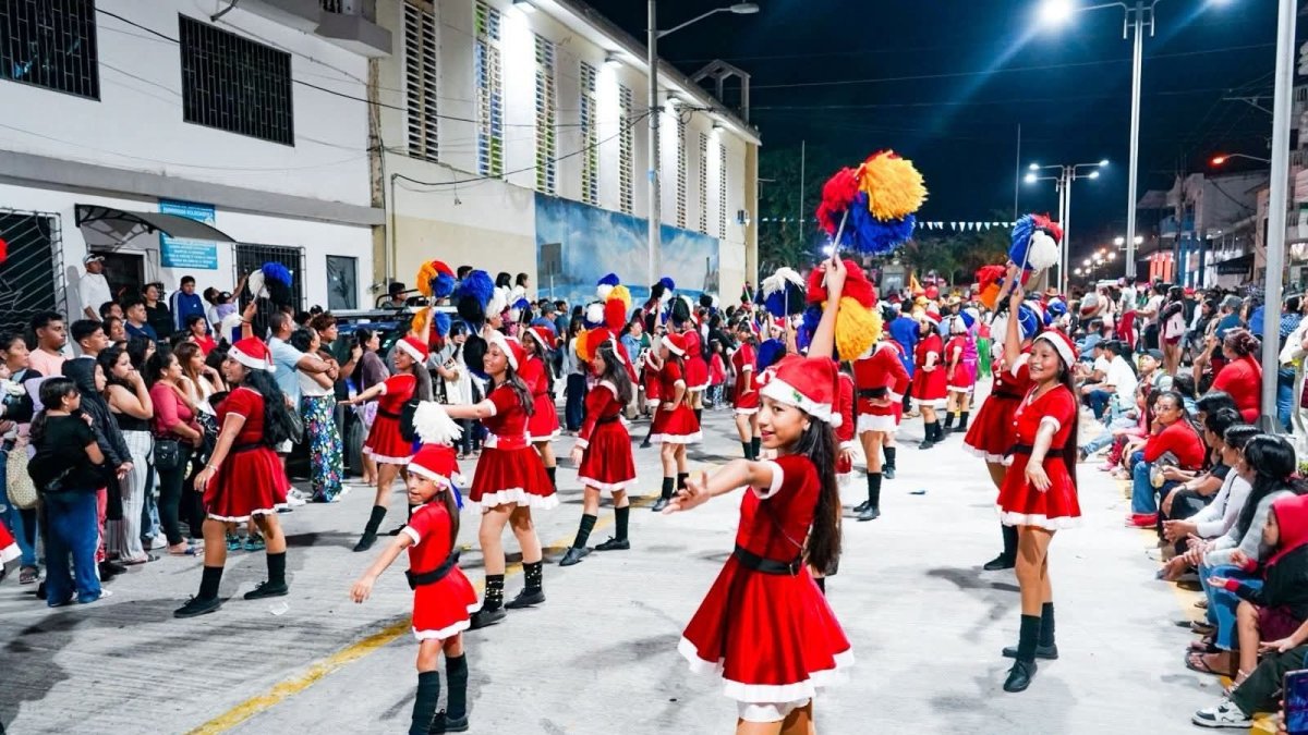 La ciudadanía en Playas disfrutó del pregón navideño que recorrió algunas calles del cantón.