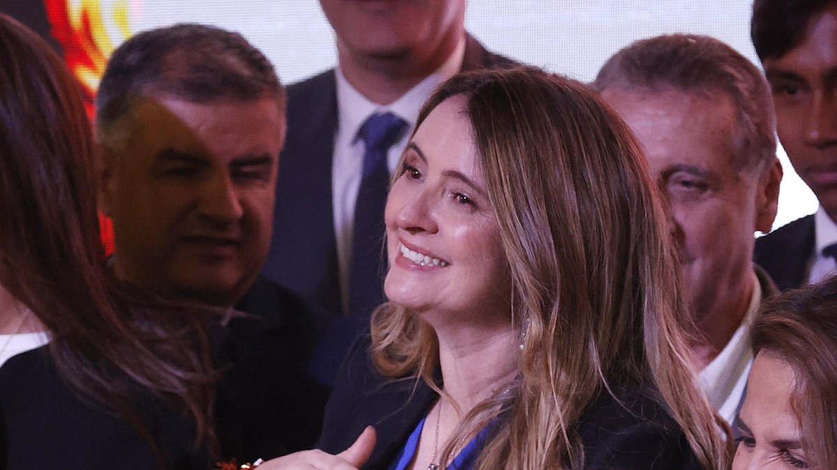 La senadora colombiana Paloma Valencia celebra luego de ser elegida candidata presidencial por el partido Centro Democrático, en Bogotá (Colombia).