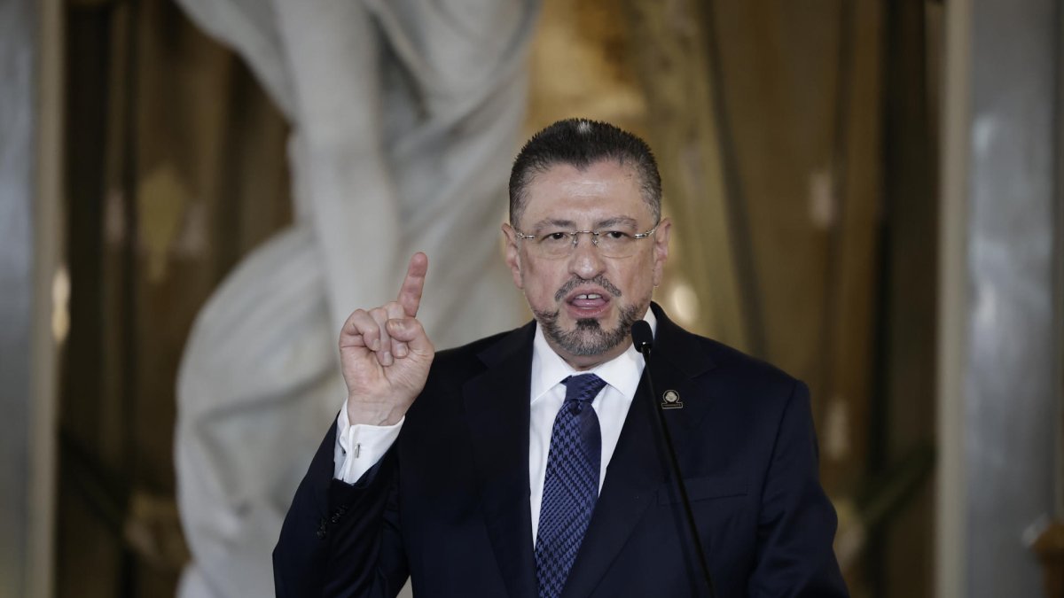 Fotografía del presidente de Costa Rica, Rodrigo Chaves, hablando durante una declaración oficial en el Teatro Nacional, en San José (Costa Rica).