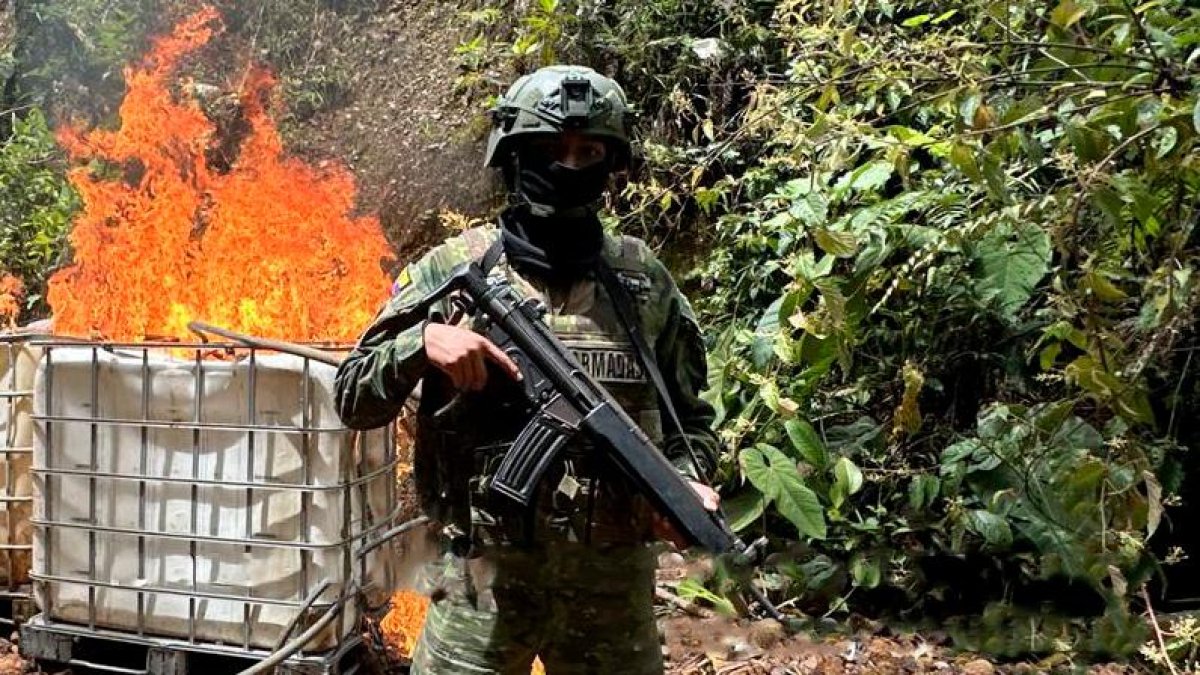 El Ejército ecuatoriano encontró y destruyó rutas ilegales supuestamente utilizadas para el transporte de explosivos y combustibles.