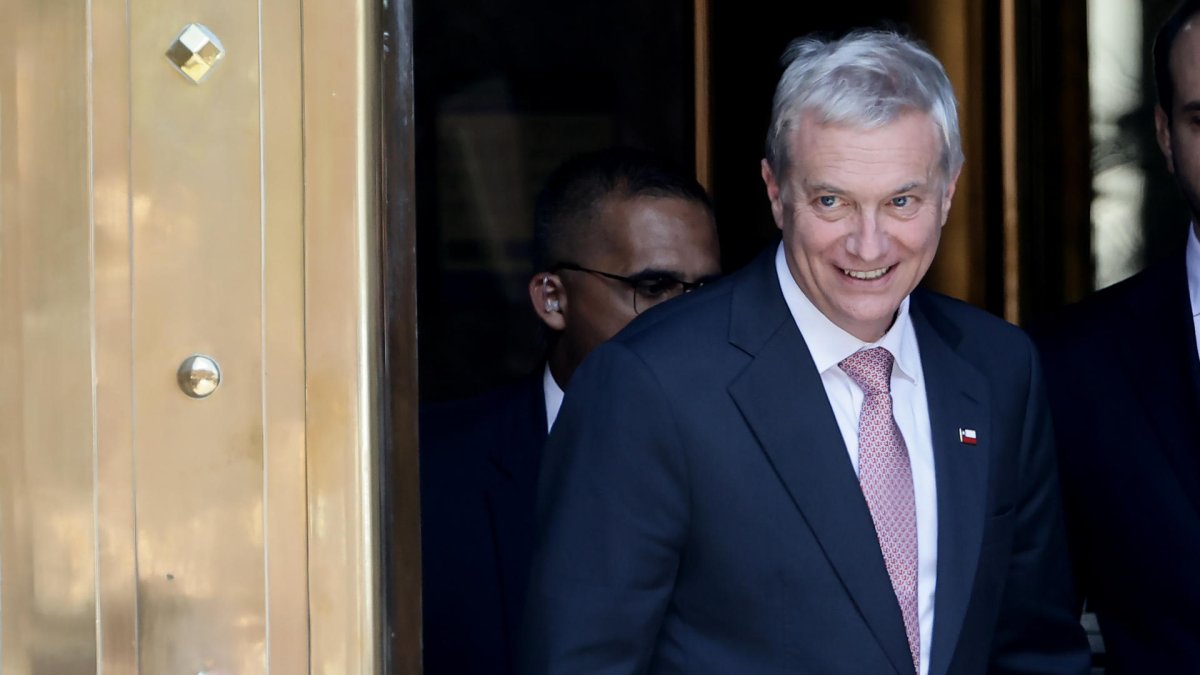 El presidente electo de Chile, José Antonio Kast, reacciona a su salida del Ministerio de Economía este martes, en Buenos Aires (Argentina).