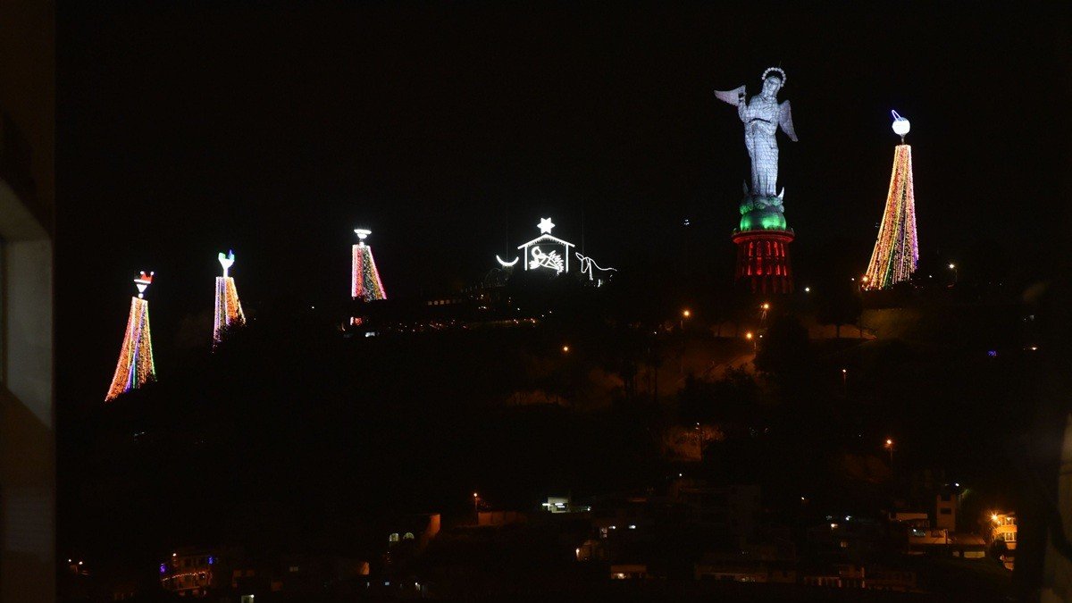 El pesebre gigante de El Panecillo es uno de los sitios preferidos para capturar postales navideñas en Quito.