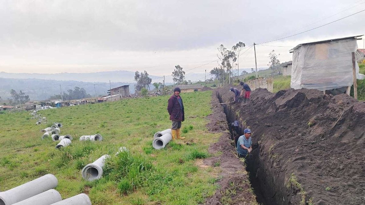 Habitantes de la comunidad de Santa Rosa, en Ambato, se unieron para reparar un canal de riego.