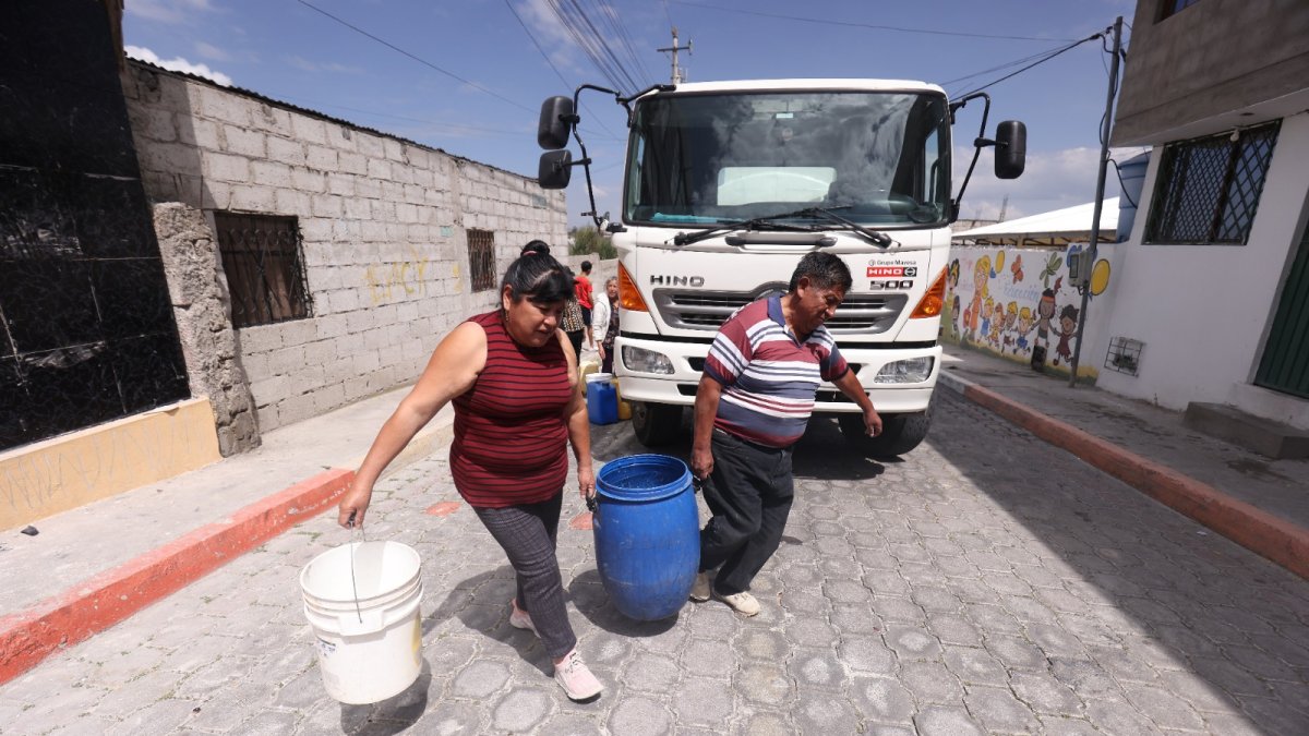 Todo tipo de recipiente es válido para recoger el agua. Vecinos aseguran que en el año tienen el servicio en la madrugada.