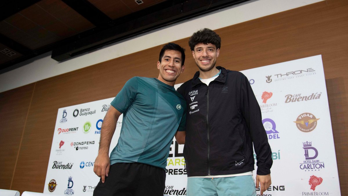 Los jugadores del pádel Federico Chingiotto (i) y Agustín Tapia disputarán un partido de exhibición en Quito.