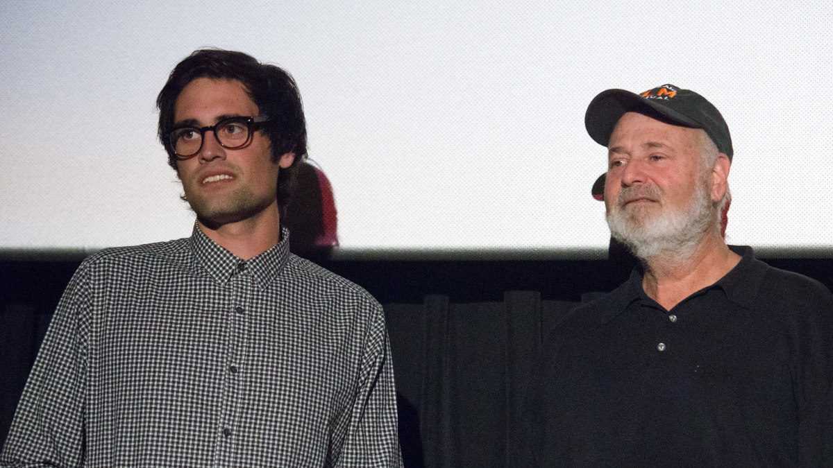 Nick Reiner (izquierda) junto a su padre, el cineasta Rob Reiner, durante una aparición en el Montclair Film Festival.