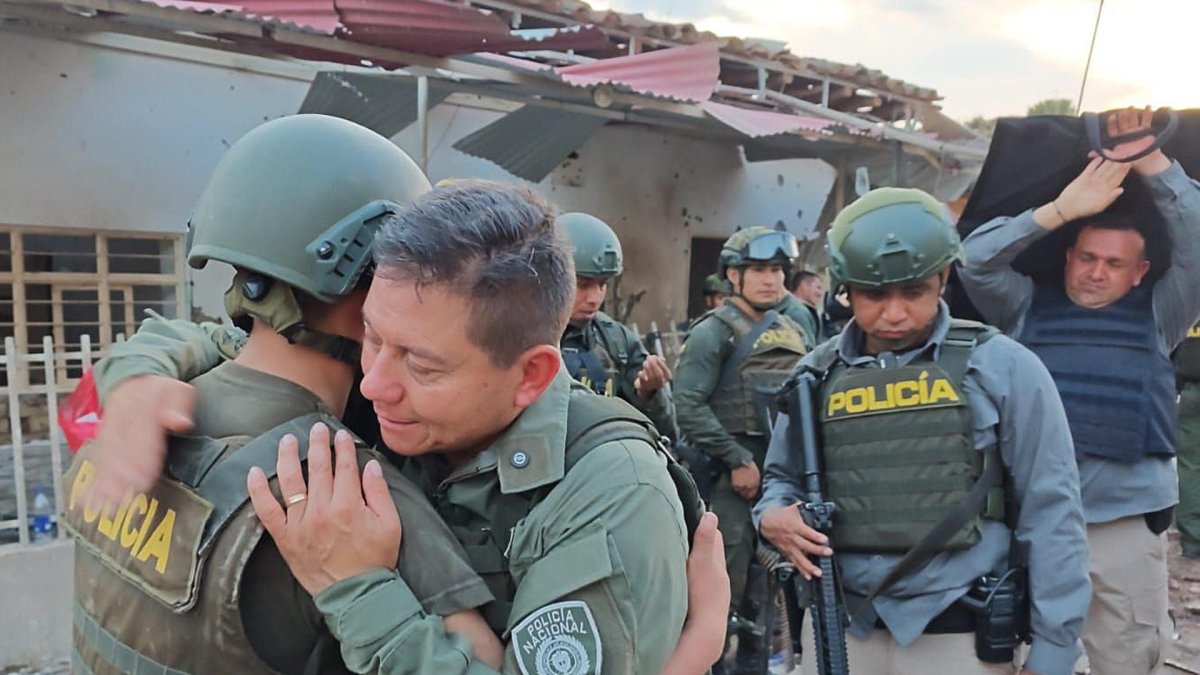 El brigadier general William Rincón Zambrano, durante una visita a la zona donde ocurrió el ataque terrorista el 16 de diciembre de 2025, en Buenos Aires (Cauca).