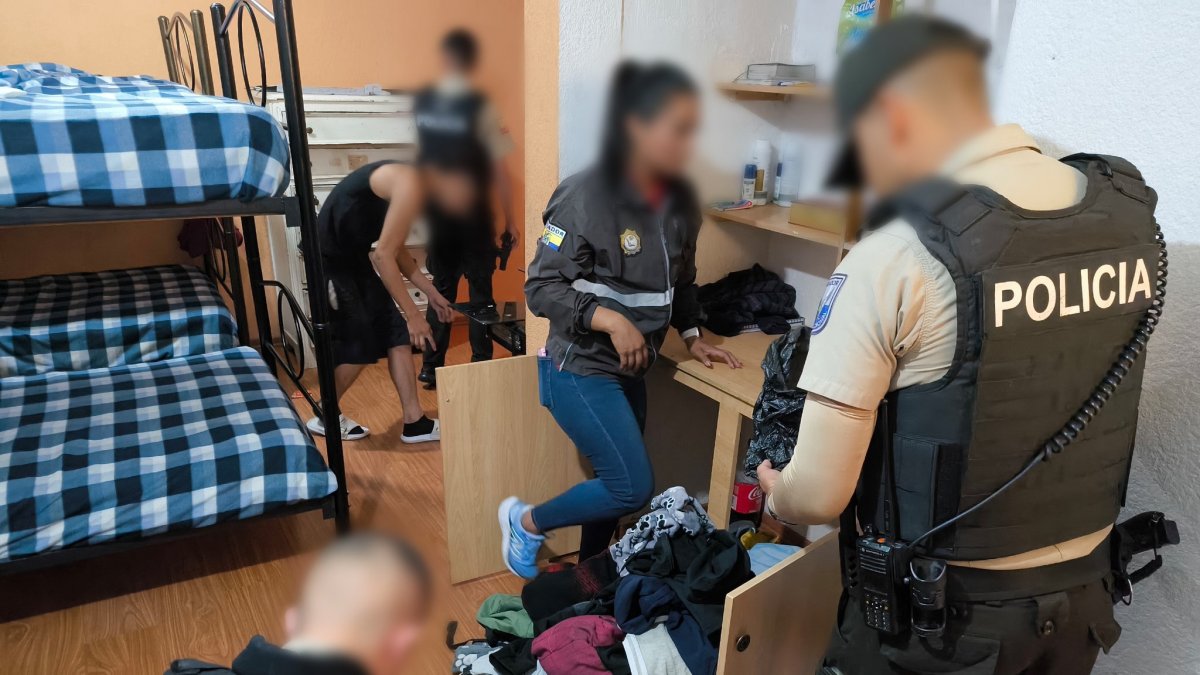 Enel centro había rejas en puertas y ventanas y alambres de púas dentro de un dormitorio.