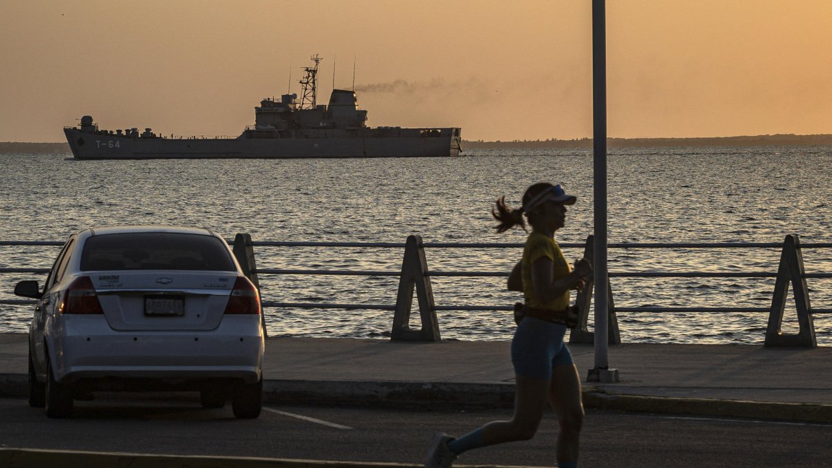Fotografía de un buque de patrulla naval de la Armada desde el malecón del Lago de Maracaibo este miércoles, en Maracaibo (Venezuela).