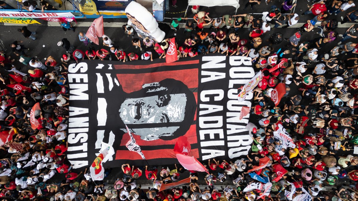 Personas durante una manifestación contra la amnistía al expresidente de Brasil Jair Bolsonaro el 14 de diciembre de 2025, en Sao Paulo (Brasil)